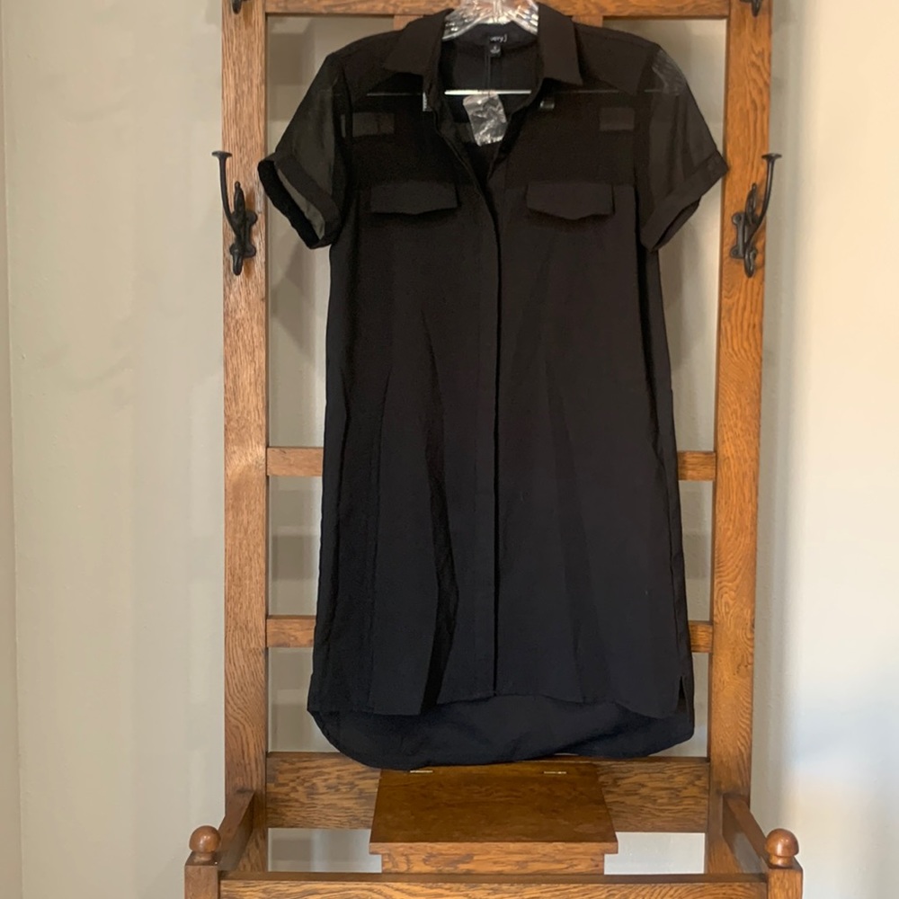 Women’s short sleeve mini dress in black. Blouse-like material.